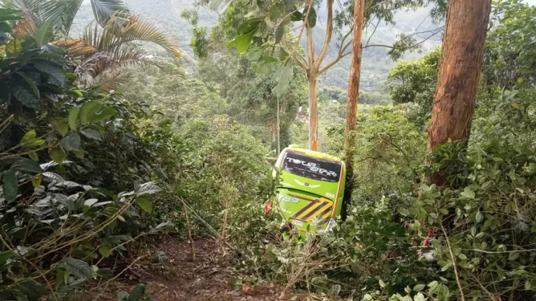 Accidente en vía Bogotá-La Vega: bus cayó al abismo 