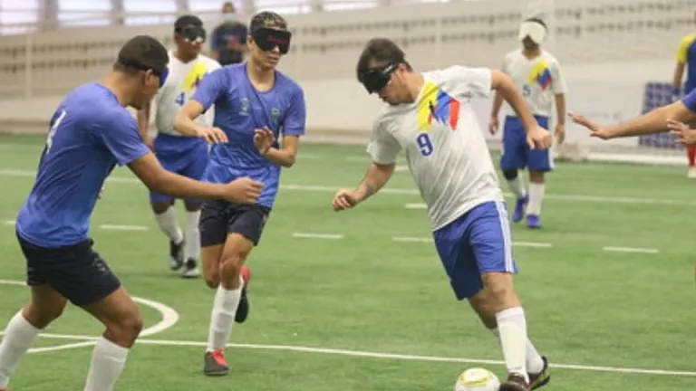 El balón de fútbol para ciegos con sello colombiano que rueda por el mundo