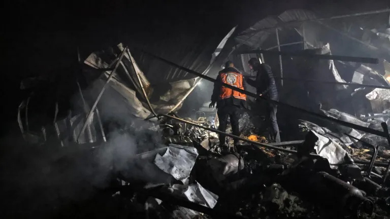 Defensa Civil de Gaza anuncia 20 muertos bombardeo israelí 