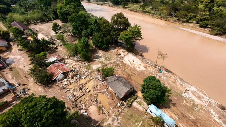 Gobierno interviene en Lebrija tras creciente del río