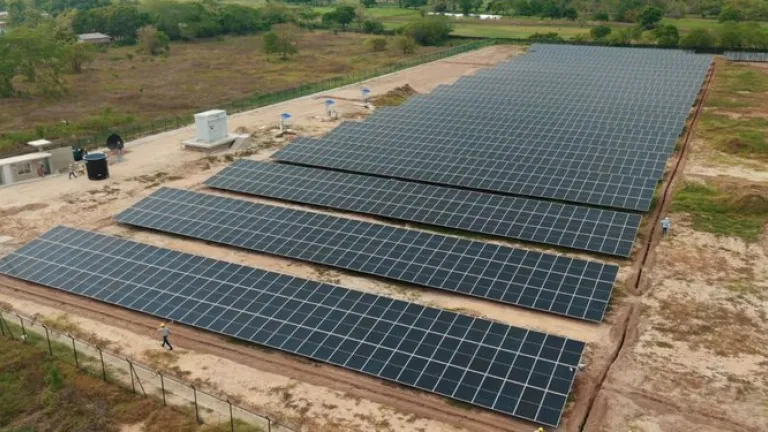 El proyecto, que beneficiará a más de 1.500 personas, permitirá reducir costos de energía para hogares, comercios e instituciones, mientras impulsa la transición hacia fuentes limpias. 