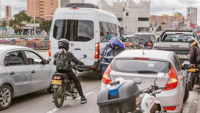 Pico y placa Bogotá HOY viernes 4 julio 2025 particulares 