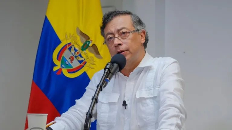 Gustavo Petro contratos juntas de acción comunal