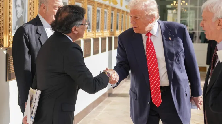 Gustavo Petro mostró dedicatoria de Donald Trump tras su reunión
