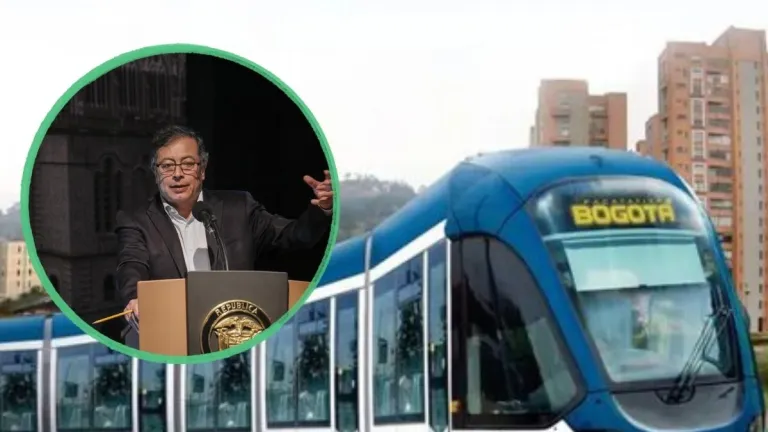 Gustavo Petro sobre tranvía en Bogotá