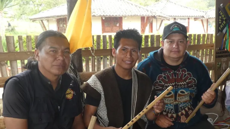 Desde el Huila, Leider Capaz enseña la lengua Nasa Yuwe a niños y jóvenes a través de la música y promueve la preservación de esta lengua ancestral.