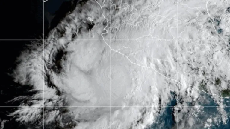 El huracán Simón cambió su trayectoria y se ubica a 105 km de Manzanillo, Colima. Autoridades mexicanas mantienen alertas por lluvias y oleaje elevado.