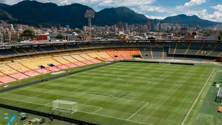 IDRD abre proceso sancionatorio contra Sencia por el deterioro de la gramilla del estadio El Campín de Bogotá.