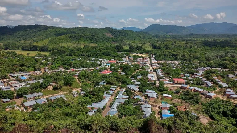 Familias confinadas por enfrentamientos en sur de Bolívar 