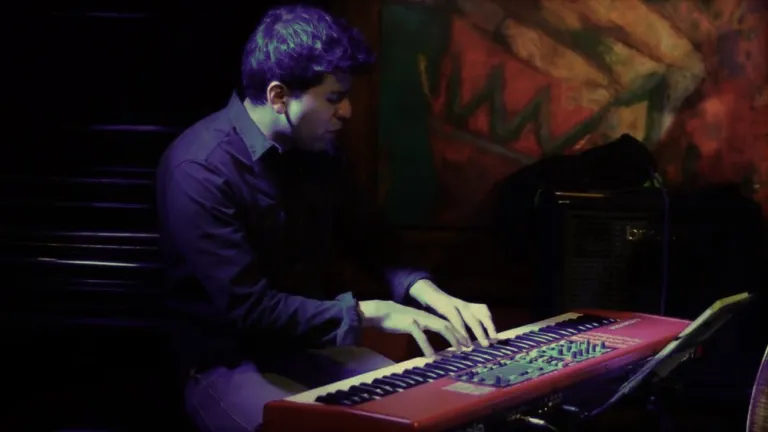 Pianista bogotano Oscar Caucaly