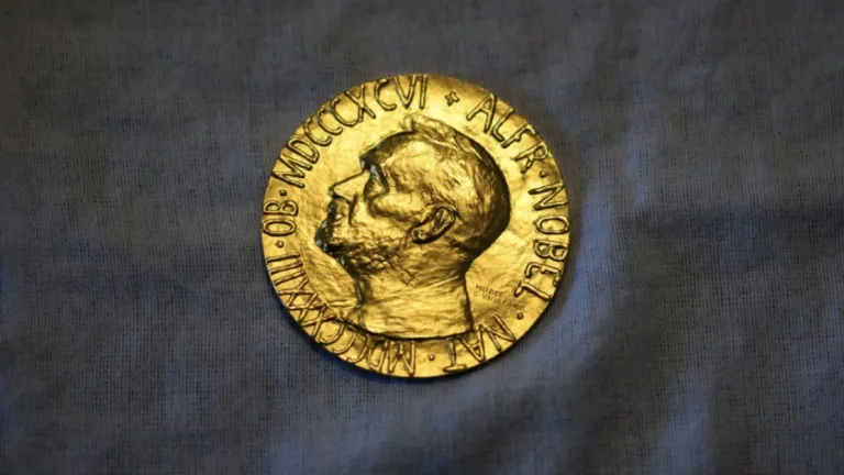 Fundación Nobel se pronuncia por entrega de medalla a Trump
