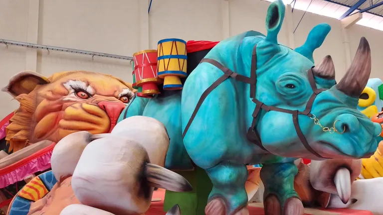Maestros artesanos, las manos que construyen las carrozas del Carnaval de Barranquilla