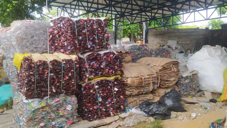 'Plasti-Paz' es un proyecto de reciclaje hecho por campesinos y firmantes de paz