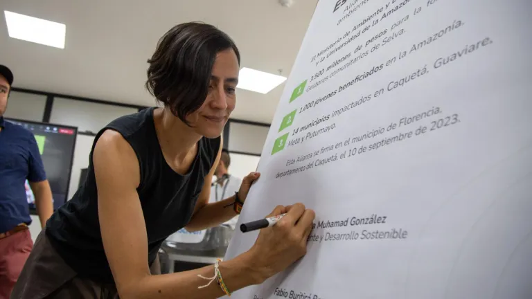 Gobierno invertirá $100.000 millones para contener deforestación en el Amazonas