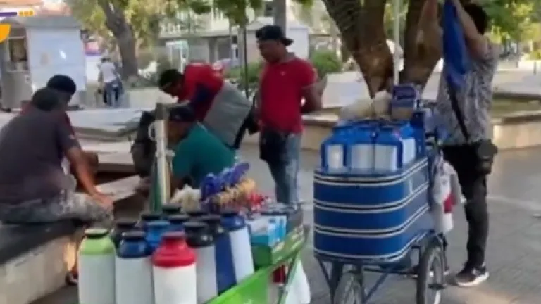 Indígenas zenú venden tintos en Córdoba para sobrevivir
