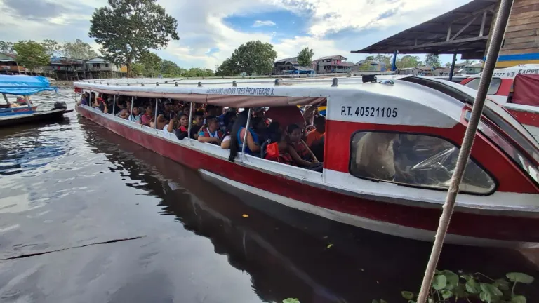 Indígenas llegan en canoa a votar en Amazonas 