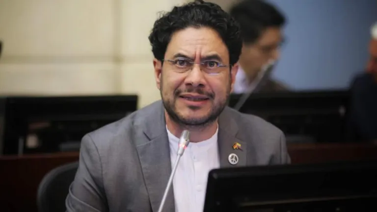 Iván Cepeda pide a Uribe responder por ‘falsos positivos’ y paramilitarismo