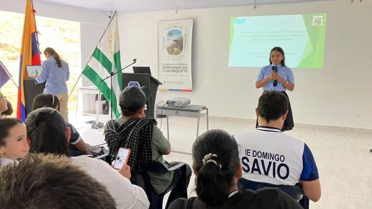 Estudiantes de San Vicente del Caguán, Caquetá, presentaron alternativas para una ganadería amigable con el medio ambiente durante el IV Foro 'Jóvenes contra la Deforestación', un espacio que evidenció el compromiso de las nuevas generaciones con el cuida