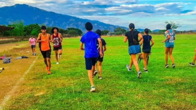 Conoce la historia de Jonathan Lezama y su trayectoria en el atletismo, así como el impulso de las nuevas generaciones de deportistas en Colombia.