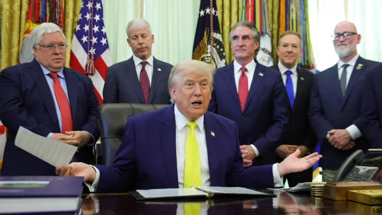 Juez bloquea restricciones Trump migración legal