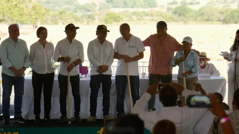 Gobierno repara a 80 familias afectadas por la hidroeléctrica El Quimbo