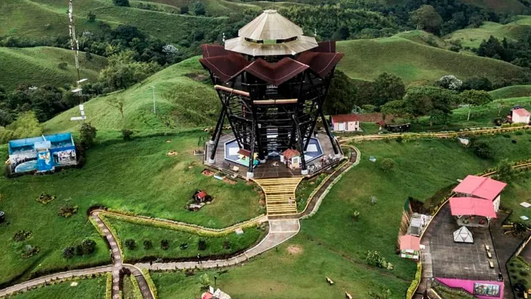Mirador Colina Iluminada de Filandia, cerrado al público tras el terremoto del 10 de agosto.