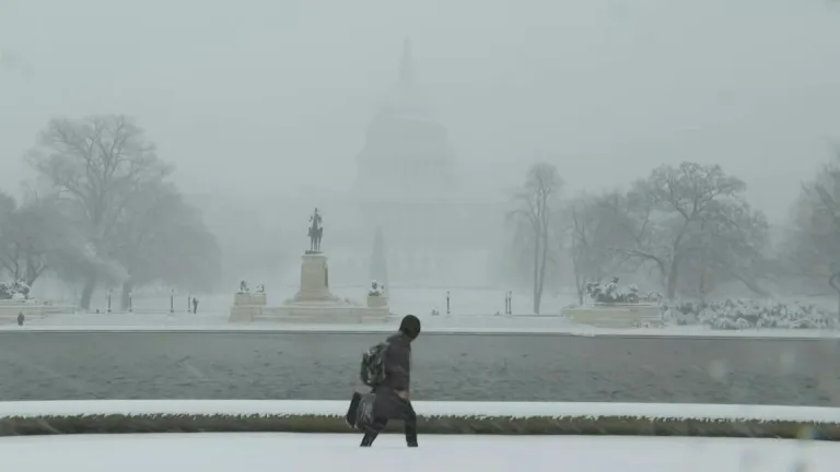 "Ciclón bomba" azota el este de EE.UU. con fuertes vientos y nevadas