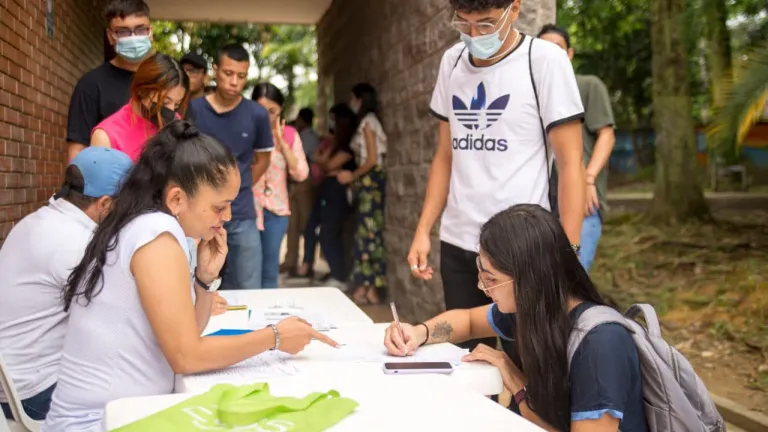 Casa a casa buscan a estudiantes de colegios en Villavicencio