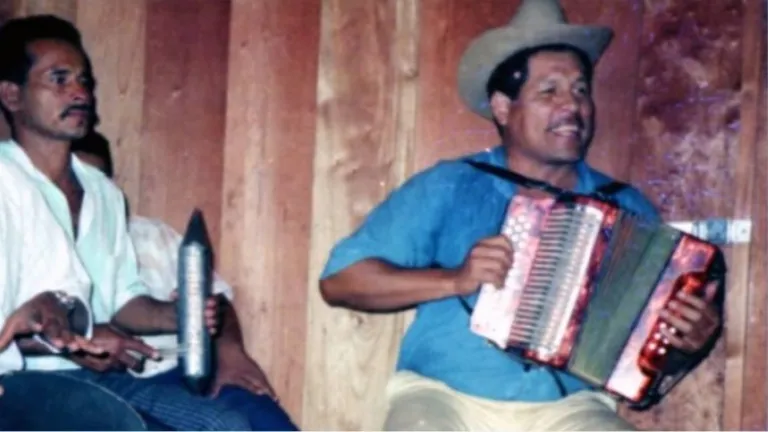 Desde los años 30, el sonido del acordeón ha denunciado guerra, desigualdad y despojo, convirtiendo canciones y juglares en cronistas de campesinos, pueblos indígenas y víctimas.