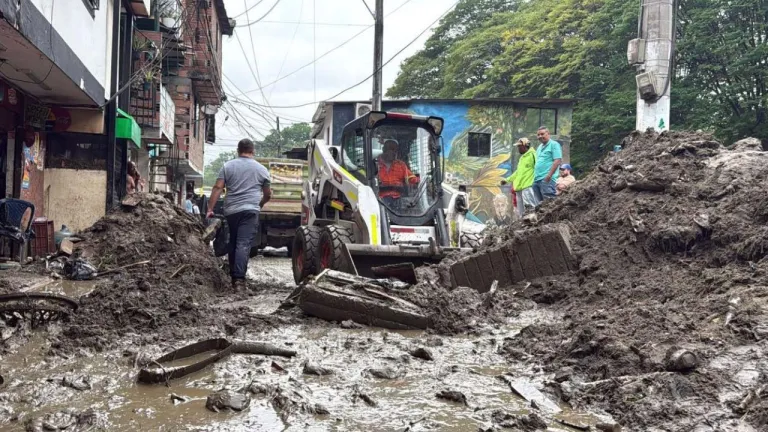 Medellín atiende a 228 familias afectadas por las lluvias del 9 de octubre. Hay 38.148 viviendas sin agua y continúan las labores de recuperación.