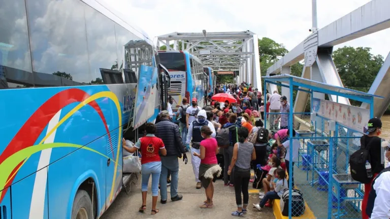 Personas tratan de cruzar la frontera entre Colombia y Venezuela