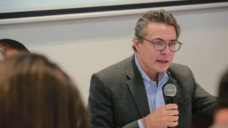 Ministro Alejandro Gaviria confirmó que tiene Covid-19