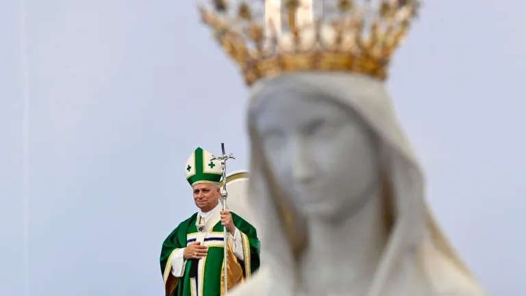 Histórica visita del papa León XIV a París con tradiciones católicas