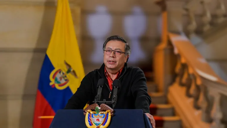 Petro critica informe de Noticias Caracol y defiende negociación con disidencias de ‘Calarcá’