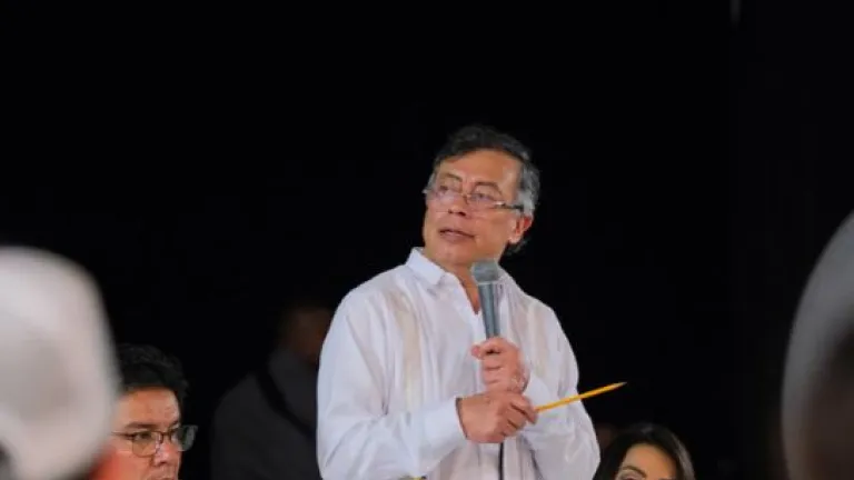 Petro cuestiona Alex Char por recursos educación 
