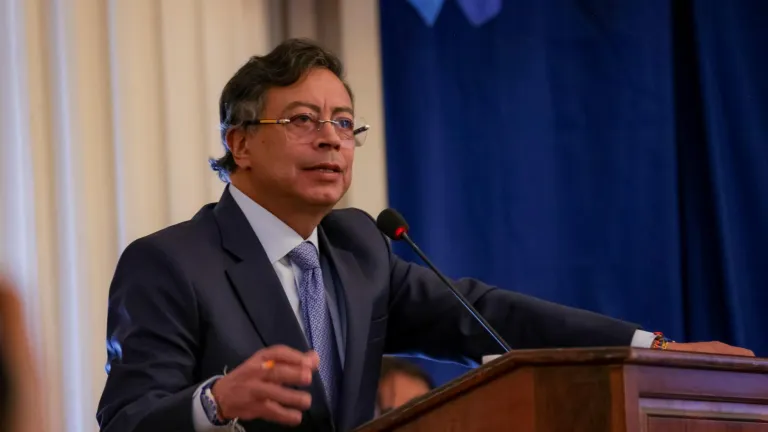 Petro denuncia uso electoral de ayudas a damnificados