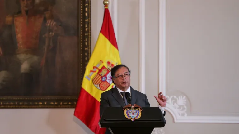 Petro pide acciones de paz a los grupos armados