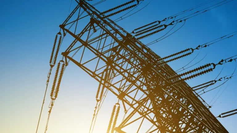 Creg implementa fórmula para reducir tarifas de luz