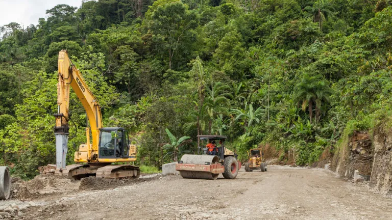 Un muerto y dos desaparecidos dejó un deslizamiento en la vía Quibdó - Medellín