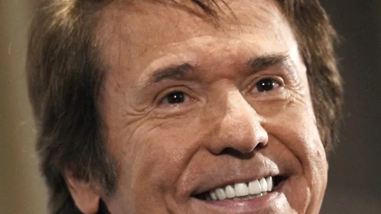 El cantante español Raphael será trasladado de hospital