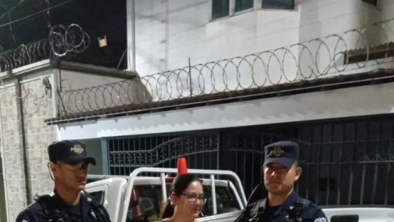 Arresto de abogada crítica de Bukele en el Salvador