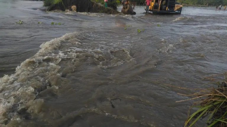 Avanzan trabajos para controlar emergencia por el chorro La Victoria en Hatillo de Loba, Bolívar
