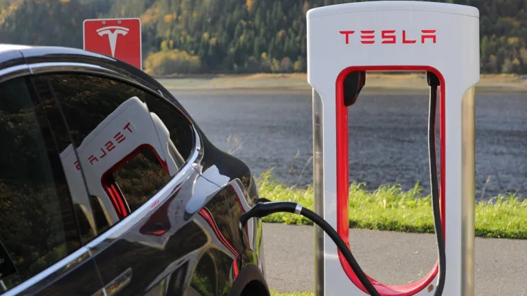 SIC dicta órdenes a Tesla Colombia para garantizar derechos de los consumidores