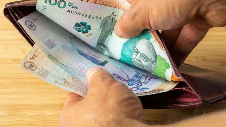 Desde 2022 el ingreso base pasó de menos de $1 millón a $1.750.905. Analistas destacan baja del desempleo, inflación controlada y crecimiento de 2,6% impulsado por consumo.