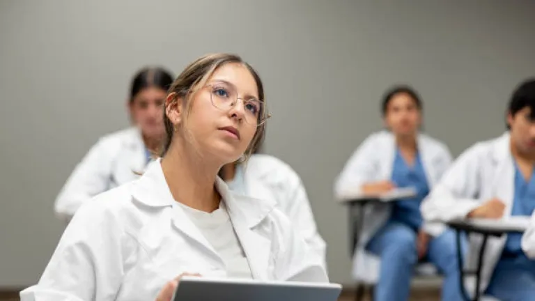 Salario mínimo para estudiantes de Medicina 2026