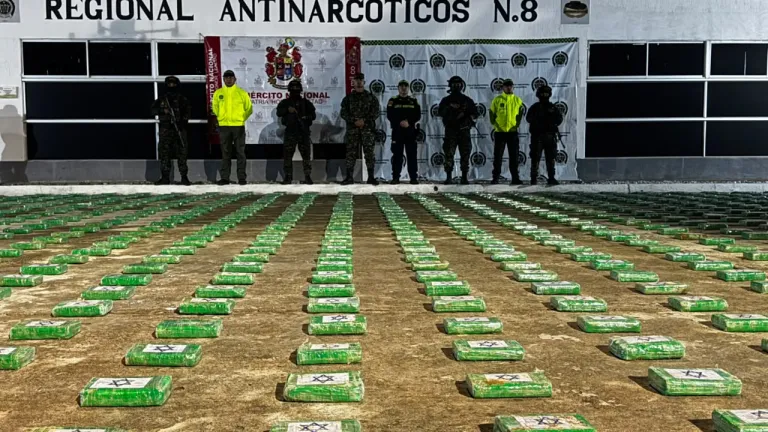 Autoridades incautaron cerca de una tonelada de clorhidrato de cocaína en la Sierra Nevada de Santa Marta, en una operación contra el narcotráfico.