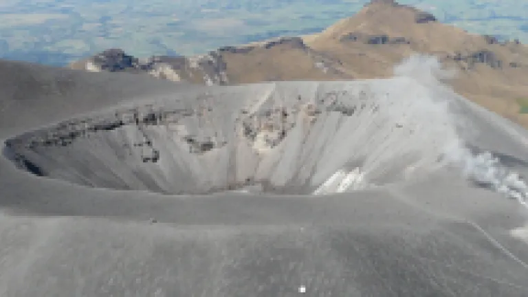 Vista aérea del cráter del Volcán Puracé. Créditos: Servicio Geológico Colombiano.