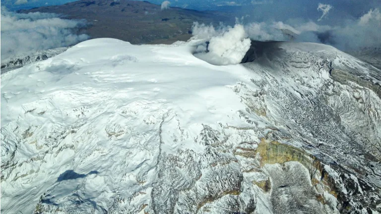 Tipos de erupciones volcánicas y su relación con el Nevado del Ruiz