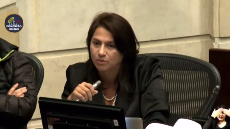Paola Holguín denuncia al presidente del Senado, Alexander López, por "posible prevaricato"