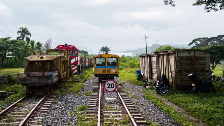 Inspeccionan la antigua vía férrea del Eje Cafetero para poner en marcha el Tren del Café